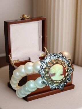 Pearl & Right-face Cameo Vintage Stretch Bracelet
